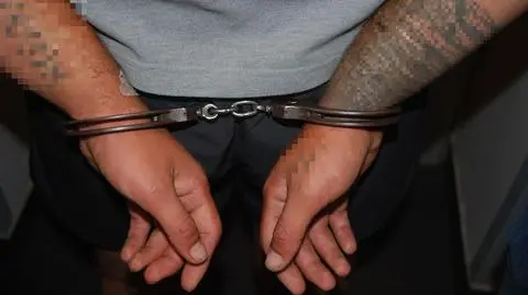 Zakrwawiony mężczyzna siedział na przystanku