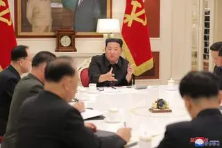 Kim Dzong Un podczas zebrania prezydium biura politycznego