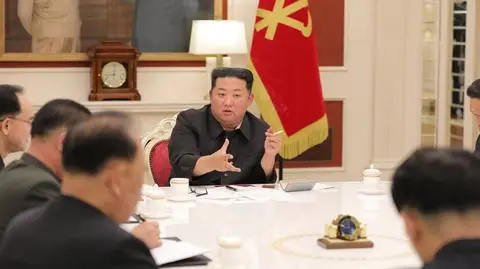 Kim Dzong Un podczas zebrania prezydium biura politycznego