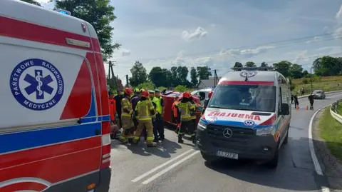 Zderzenie trzech samochodów osobowych w Zabłędzy. Wśród poszkodowanych troje dzieci