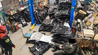 Magazyn samochodowy wypełniony workami z narkotykami
