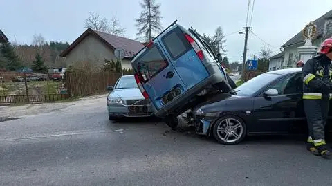 Najpierw zderzyły się dwa auta, później uderzyły w kolejny samochód. "Kierowca nie ustąpił pierwszeństwa"