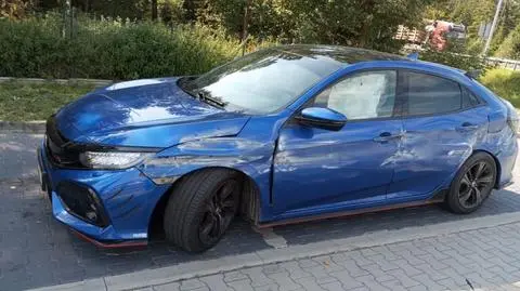 Mężczyzna uderzył w barierę energochłonną