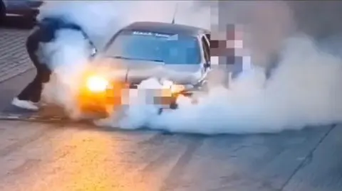 Koledzy trzymali samochód, kierowca palił gumę. Grozi mu wysoka grzywna