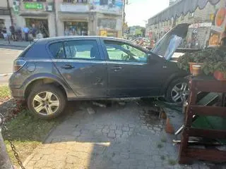 64-latka znajdowała się na chodniku, gdy uderzył w nią opel