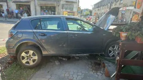 Samochód wpadł na chodnik i potrącił 64-latkę. Kobieta zmarła w szpitalu
