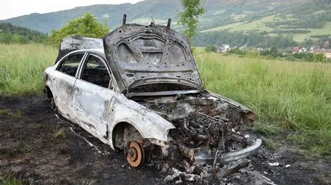 Napastnicy spalili samochód 22-latka