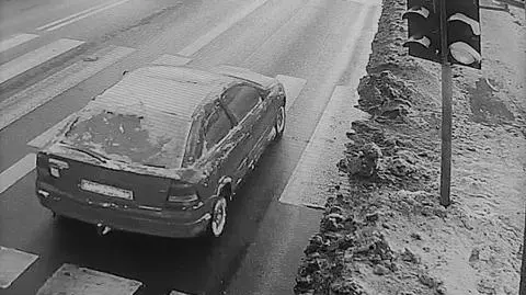 Jechał z zamarzniętymi szybami, potrącił pieszego i uciekł