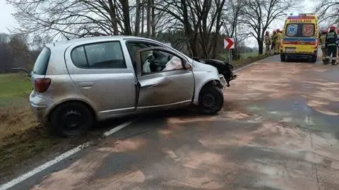 Czołowe zderzenie niedaleko Słupska, pięć osób w szpitalu