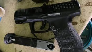 Na posesji policjanci znaleźli broń. Teraz bada ją biegły
