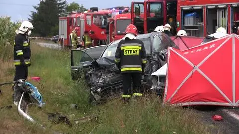 "Wpadł w poślizg, zderzył się z innym autem". Zginął na miejscu, dwoje pasażerów zmarło w szpitalu