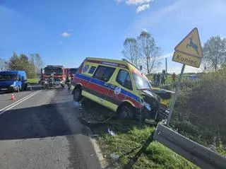 Zderzenie z ambulansu z samochodem osobowym