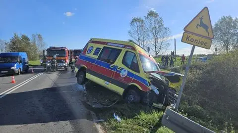 Zderzenie z ambulansu z samochodem osobowym. Jedna osoba w szpitalu