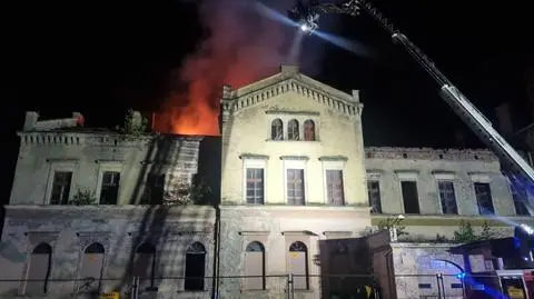 Pożar zabytkowego dworca. Budynek grozi zawaleniem