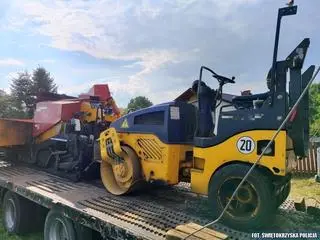 Operator maszyny do układania asfaltu wjechał w walec drogowy