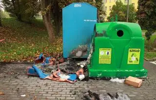 Podpalił 12 pojemników na śmieci