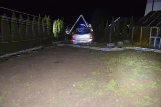 19-letni kierowca zakończył swoją nocną przejażdżkę na dwóch betonowych ogrodzeniach posesji i słupie energetycznym