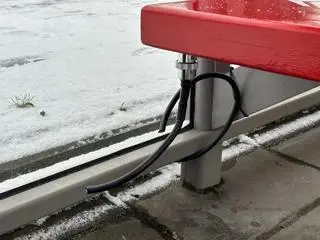 Uszkodzona ławka na przystanku w Borku Fałęckim