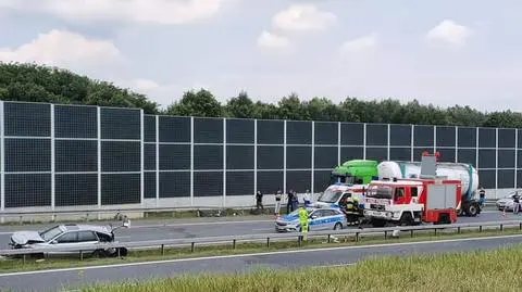 W deszczu stracił panowanie nad samochodem i uderzył w bariery