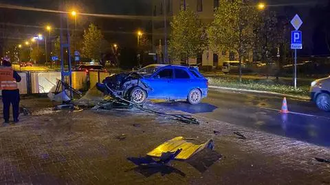 Pijany kierowca staranował ogrodzenie przy przystanku tramwajowym