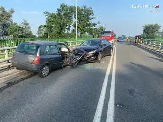 Zderzenie czołowe dwóch samochodów w Kobiórze