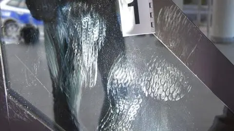 Wandal zniszczył drzwi i elewację kościoła