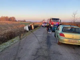 Bus wiozący dzieci z niepełnosprawnością wpadł do rowu