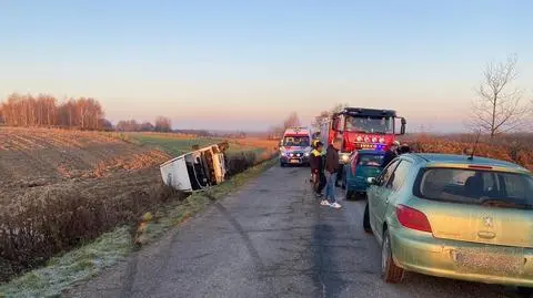 Wiózł dzieci do szkoły, wpadł w poślizg. Ranne cztery osoby