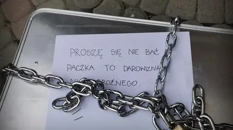Skrzynia podrzucona pod drzwi Domu Dziecka w Długiem