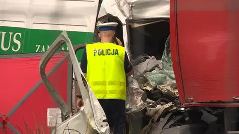 Samochód zderzył się z wozem strażackim. Dwie osoby nie żyją