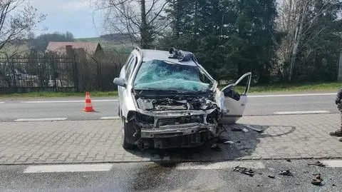 Czołowe zderzenie samochodów. Pierwszej pomocy udzielił policjant po służbie