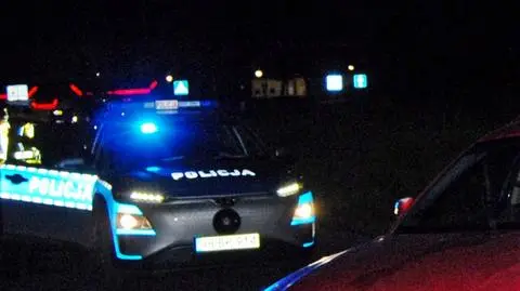 Driftował na parkingu, rozbił się na drodze. Kierowca pijany, pasażer też "ledwo trzymał się na nogach"