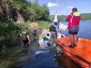 Wiatr wywrócił żaglówkę