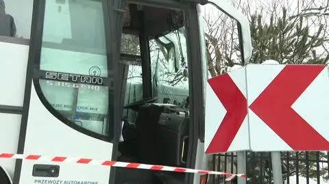 Autobus wiozący dzieci wpadł w poślizg i staranował ogrodzenie