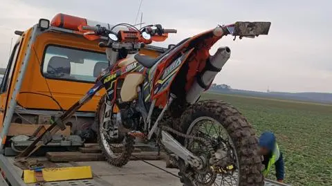 Szarżował na motocyklu ze zgiętą tablicą rejestracyjną. Ucieczkę przed policją zakończył w polu