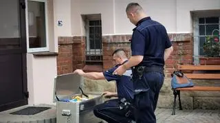 Skrzynia podrzucona pod drzwi Domu Dziecka w Długiem