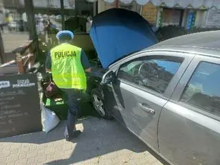 64-latka znajdowała się na chodniku, gdy uderzył w nią opel