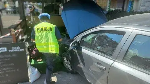 64-latka znajdowała się na chodniku, gdy uderzył w nią opel