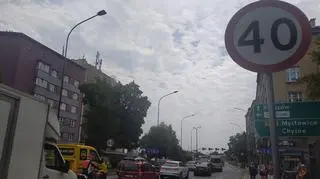 Przed mostem obowiązuje ograniczenie prędkości do 40 km/h