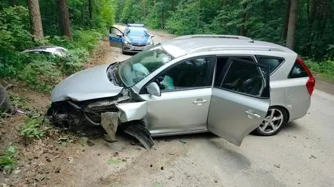 Jechała pijana, uderzyła w drzewo. Jej pięcioletni syn trafił do szpitala
