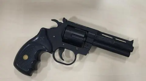 Miał przy sobie nabity rewolwer i mefedron. 15-latek wpadł, bo śmiecił w parku