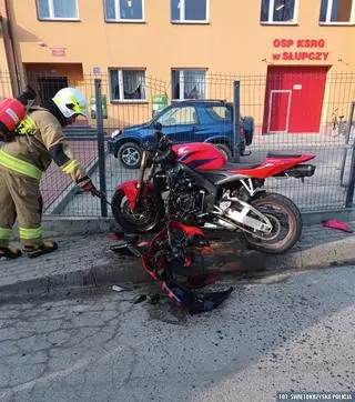 Motocyklista uderzył w ogrodzenie