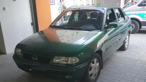 Był pijany, miał zakaz prowadzenia aut. Zaparkował na podjeździe dla karetek