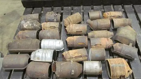 Katalizatory w nadkolach ciężarówki i w przesyłkach. Przemyt udaremnili celnicy