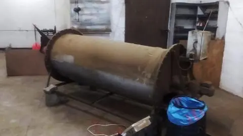 Osiem ton suszu, setki kilogramów tytoniu, linia produkcyjna. Dwie osoby z zarzutami