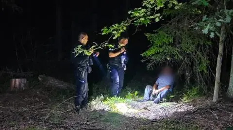 "W strachu przed zwierzyną zdjął sandały i próbował wdrapać się na drzewo"