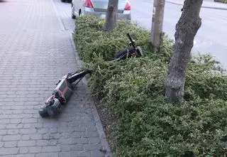Chłopcy we dwóch jechali na hulajnodze, doszło do wypadku