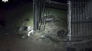 Siła uderzenia była taka, że silnik został wyrwany spod maski i uszkodził ogrodzenie