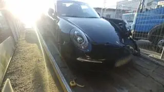 Właściciel zostawił swoje auto w myjni. Tak wyglądało niedługo potem