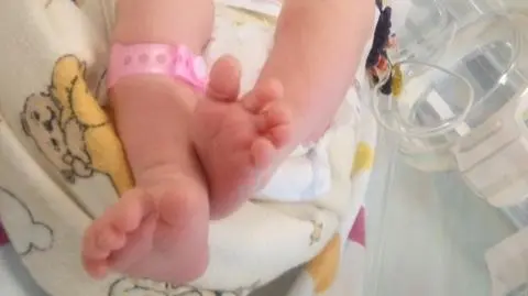 Mama na razie może zobaczyć Klarę jedynie na ekranie telefonu